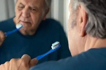 کیا عمر بڑھنے کے ساتھ دانتوں کا گرنا لازمی ہے؟ ماہرین کی رائے اور اہم حفاظتی مشورے