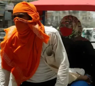 ہیٹ ویو میں گیلا کپڑا سر پر رکھنے کا طریقہ: فائدہ یا غلط فہمی؟ ماہرین کی رائے