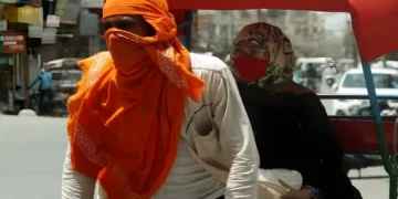 ہیٹ ویو میں گیلا کپڑا سر پر رکھنے کا طریقہ: فائدہ یا غلط فہمی؟ ماہرین کی رائے