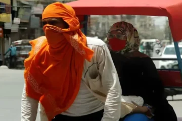 ہیٹ ویو میں گیلا کپڑا سر پر رکھنے کا طریقہ: فائدہ یا غلط فہمی؟ ماہرین کی رائے