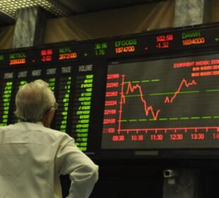 پاکستان اسٹاک ایکسچینج میں شدید مندی، انڈیکس میں ہزاروں پوائنٹس کی کمی 2 پاکستان اسٹاک ایکسچینج میں شدید مندی، انڈیکس میں ہزاروں پوائنٹس کی کمی