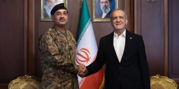 عاصم منیر کی ایرانی صدر سے اہم ملاقات، سفارتی سرگرمیاں تیز