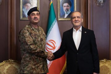 عاصم منیر کی ایرانی صدر سے اہم ملاقات، سفارتی سرگرمیاں تیز