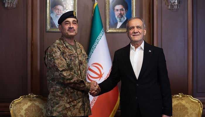 432117_8539414_upپاکستان کے آرمی چیف فیلڈ مارشل عاصم منیر نے تہران میں ایرانی قیادت سے اہم ملاقاتیں کی ہیں، جنہیں خطے میں سفارتی پیش رفت کے تناظر میں نہایت اہم قرار دیا جا رہا ہے۔ میڈیا رپورٹس کے مطابق عاصم منیر نے ایرانی صدر مسعود پزشکیان سے ملاقات کی، جس میں باہمی تعلقات، خطے کی صورتحال اور ممکنہ سفارتی تعاون پر تبادلہ خیال کیا گیا۔ ذرائع کا کہنا ہے کہ یہ ملاقات ایران اور امریکا کے درمیان جاری کشیدگی کو کم کرنے کی کوششوں کے حوالے سے بھی اہم سمجھی جا رہی ہے۔ اس سے قبل آرمی چیف نے ایرانی پارلیمنٹ کے اسپیکر باقر قالیباف سے بھی ملاقات کی، جنہیں ایرانی سیاسی نظام میں ایک بااثر شخصیت تصور کیا جاتا ہے۔ ملاقات میں دوطرفہ تعاون اور علاقائی امور پر گفتگو ہوئی۔ علاوہ ازیں، عاصم منیر نے ایرانی وزیر خارجہ عباس عراقچی سے بھی اہم بات چیت کی، جس میں سفارتی روابط کو مزید مضبوط بنانے پر زور دیا گیا۔ پاک فوج کے شعبہ تعلقات عامہ (آئی ایس پی آر) کے مطابق یہ دورہ ایران اور امریکا کے درمیان جاری سفارتی کوششوں کے تناظر میں کیا جا رہا ہے، جس کا مقصد خطے میں استحکام کو فروغ دینا ہے۔ اس موقع پر وفاقی وزیر داخلہ محسن نقوی بھی ان کے ہمراہ ہیں۔ ایرانی میڈیا کے مطابق پاکستانی وفد نے کمانڈر خاتم الانبیا ہیڈکوارٹرز کے اعلیٰ حکام سے بھی ملاقات کی، جس میں دفاعی تعاون سے متعلق امور زیر غور آئے۔ یہ دورہ پاکستان اور ایران کے درمیان تعلقات کے فروغ اور خطے میں امن و استحکام کے لیے ایک اہم پیش رفت کے طور پر دیکھا جا رہا ہے۔dates