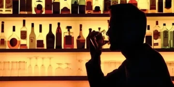 ریاض کے واحد الکوحل اسٹور میں شدید قلت، شیلفیں خالی ہونے لگیں