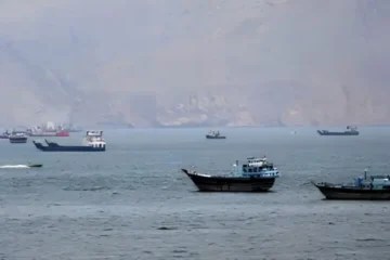 آبنائے ہرمز کشیدگی: 10 سویلین ملاح ہلاک، امریکا کی نئی تعیناتیاں
