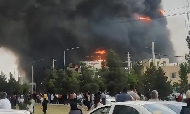 شاپنگ سینٹر میں آگ، ریسکیو آپریشن جاری، متعدد افراد متاثر