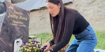 مرحوم بیٹے کی قبر پر روتی سیلینا جیٹلی کی ویڈیو وائرل 7 مرحوم بیٹے کی قبر پر روتی سیلینا جیٹلی کی ویڈیو وائرل