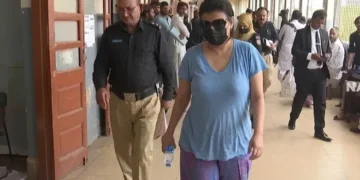 ہتھکڑی کے بغیر پیشی پر سوالات، ایڈیشنل آئی جی نے فوری نوٹس لے لیا 2 ہتھکڑی کے بغیر پیشی پر سوالات، ایڈیشنل آئی جی نے فوری نوٹس لے لیا