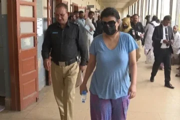 ہتھکڑی کے بغیر پیشی پر سوالات، ایڈیشنل آئی جی نے فوری نوٹس لے لیا