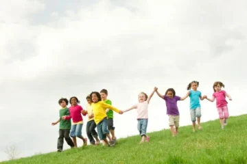 دنیا میں شرحِ پیدائش میں کمی: کیا اسمارٹ فونز بھی ایک وجہ بن رہے ہیں؟