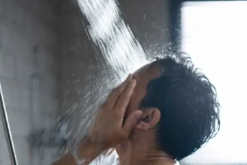 گرمیوں میں دن میں کتنی بار نہانا چاہیے؟ ماہرین نے اہم مشورے دے دیے