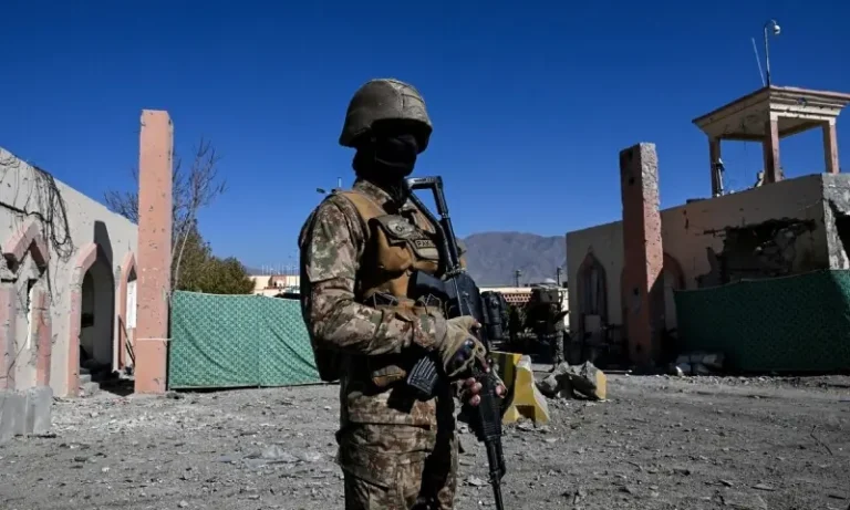 211209شمالی وزیرستان کے علاقے سپن وام میں سیکیورٹی فورسز نے خفیہ اطلاعات کی بنیاد پر کارروائی کرتے ہوئے 4 دہشت گردوں کو ہلاک کرنے کا دعویٰ کیا ہے۔ سیکیورٹی ذرائع کے مطابق ہلاک ہونے والوں میں انتہائی مطلوب دہشت گرد کمانڈر عمر عرف جان میر عرف تور ثاقب بھی شامل ہے۔  ذرائع کے مطابق یہ کارروائی انٹیلی جنس بیسڈ آپریشن کے تحت کی گئی، جس میں دہشت گردوں کے مبینہ ٹھکانوں کو نشانہ بنایا گیا۔ حکام کا کہنا ہے کہ ہلاک ہونے والا کمانڈر علاقے میں دہشت گردی کی مختلف سرگرمیوں میں مطلوب تھا اور قانون نافذ کرنے والے اداروں کو کافی عرصے سے اس کی تلاش تھی۔  سیکیورٹی ذرائع کے مطابق مذکورہ دہشت گرد نے سپن وام کے علاقے بوبالی مسجد کے اطراف زیر زمین بنکرز، سرنگیں اور بارودی مواد نصب کر رکھا تھا تاکہ سیکیورٹی فورسز کی پیش قدمی کو روکا جا سکے۔ کارروائی کے دوران فورسز نے علاقے کا محاصرہ کر کے کلیئرنس آپریشن بھی کیا۔  ذرائع کا کہنا ہے کہ علاقے میں سرچ آپریشن جاری ہے جبکہ دہشت گردوں کے سہولت کاروں کے خلاف بھی کارروائیاں تیز کی جا رہی ہیں۔  دفاعی ماہرین نے اس کارروائی کو دہشت گردی کے خلاف جاری مہم میں اہم پیش رفت قرار دیا ہے۔ سیکیورٹی فورسز کا کہنا ہے کہ ملک سے دہشت گردی کے خاتمے کے لیے کارروائیاں جاری رہیں گی۔2650bceab