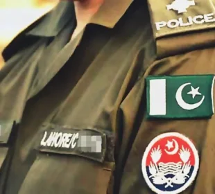 لاہور: عیدی مانگنے والے پولیس اہلکاروں کے خلاف سخت کارروائی 10 لاہور: عیدی مانگنے والے پولیس اہلکاروں کے خلاف سخت کارروائی