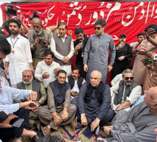 یومِ مزدور پر لاہور میں اپوزیشن رہنماؤں کا احتجاج