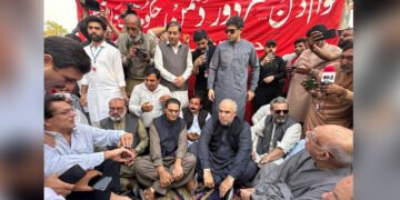 یومِ مزدور پر لاہور میں اپوزیشن رہنماؤں کا احتجاج