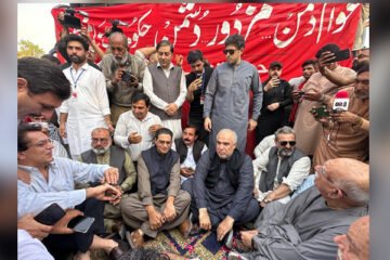 یومِ مزدور پر لاہور میں اپوزیشن رہنماؤں کا احتجاج
