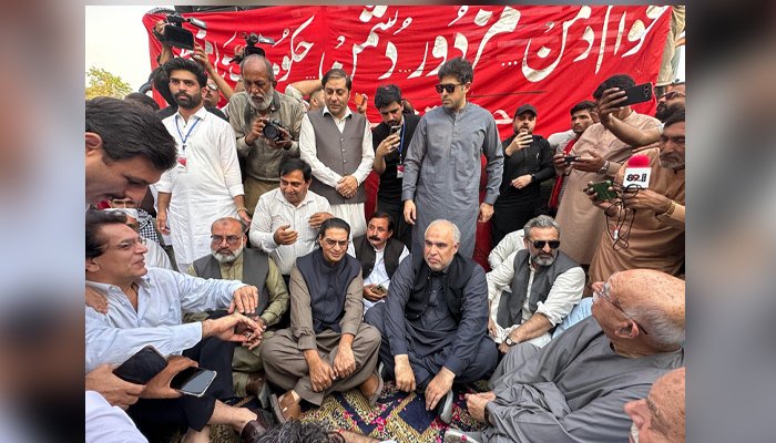 یومِ مزدور پر لاہور میں اپوزیشن رہنماؤں کا احتجاج