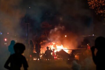 چیمپئنز ٹرافی کے بعد پیرس میں ہنگامے، سکیورٹی فورسز متحرک 2 چیمپئنز ٹرافی کے بعد پیرس میں ہنگامے، سکیورٹی فورسز متحرک