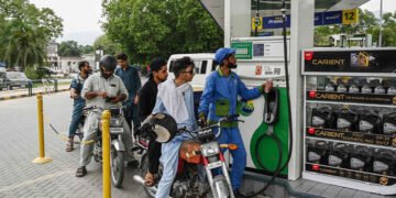بار بار کمی کے باوجود پیٹرول اور ڈیزل مہنگے ہی رہے 25 بار بار کمی کے باوجود پیٹرول اور ڈیزل مہنگے ہی رہے