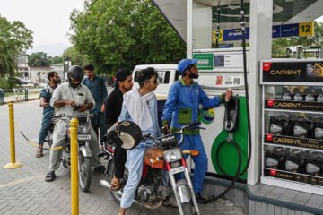بار بار کمی کے باوجود پیٹرول اور ڈیزل مہنگے ہی رہے