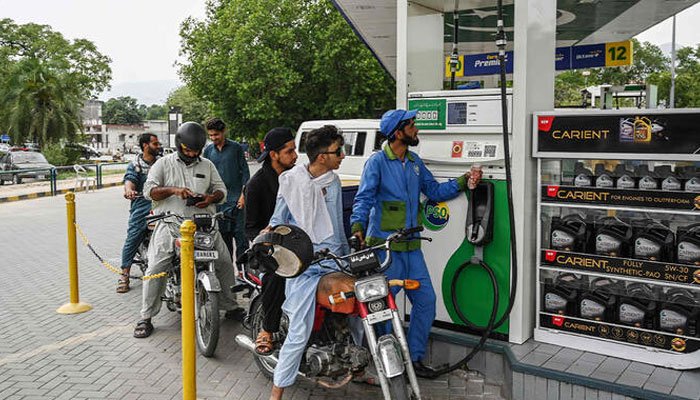 بار بار کمی کے باوجود پیٹرول اور ڈیزل مہنگے ہی رہے 1 بار بار کمی کے باوجود پیٹرول اور ڈیزل مہنگے ہی رہے