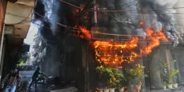نئی دہلی: مالویہ نگر کے ہوٹل میں آتشزدگی، 21 افراد جان کی بازی ہار گئے 16 نئی دہلی: مالویہ نگر کے ہوٹل میں آتشزدگی، 21 افراد جان کی بازی ہار گئے
