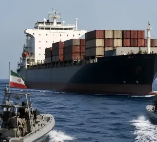 آبنائے ہرمز میں ایک تجارتی جہاز روکنے کا ایرانی دعویٰ، تفصیلات تاحال غیر واضح