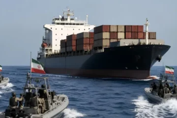 آبنائے ہرمز میں ایک تجارتی جہاز روکنے کا ایرانی دعویٰ، تفصیلات تاحال غیر واضح