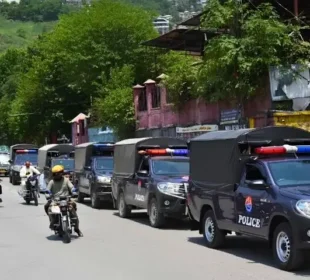 راولاکوٹ میں مظاہرین اور پولیس کے درمیان تصادم، چار اہلکار جاں بحق 7 راولاکوٹ میں مظاہرین اور پولیس کے درمیان تصادم، چار اہلکار جاں بحق