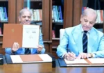 شہباز شریف نے ایران امریکا مفاہمتی یادداشت پر ثالث کے طور پر دستخط کر دیے
