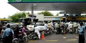 حکومت کا بڑا عوامی ریلیف، پیٹرول 74 اور ڈیزل 67 روپے سستا 33 حکومت کا بڑا عوامی ریلیف، پیٹرول 74 اور ڈیزل 67 روپے سستا