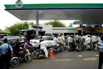 حکومت کا بڑا عوامی ریلیف، پیٹرول 74 اور ڈیزل 67 روپے سستا 4 حکومت کا بڑا عوامی ریلیف، پیٹرول 74 اور ڈیزل 67 روپے سستا