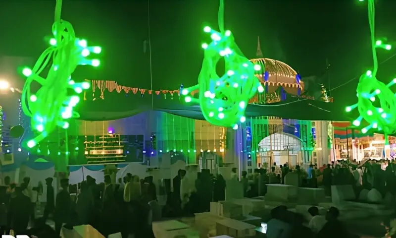 پاکپتن عرس میں افسوسناک واقعہ، زائرین کی بھگدڑ میں درجنوں زخمی 1 پاکپتن عرس میں افسوسناک واقعہ، زائرین کی بھگدڑ میں درجنوں زخمی