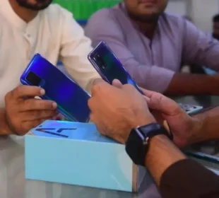 درآمدی موبائل فونز سستے ہونے کا امکان، حکومت نے ریگولیٹری ڈیوٹی میں 20 فیصد کمی منظور کر لی