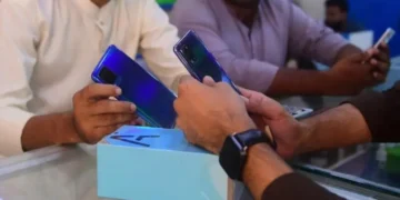 درآمدی موبائل فونز سستے ہونے کا امکان، حکومت نے ریگولیٹری ڈیوٹی میں 20 فیصد کمی منظور کر لی