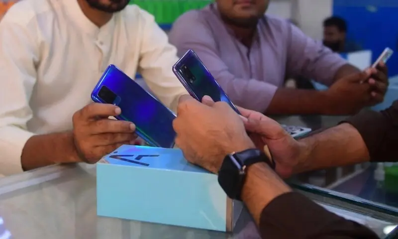 درآمدی موبائل فونز سستے ہونے کا امکان، حکومت نے ریگولیٹری ڈیوٹی میں 20 فیصد کمی منظور کر لی 1 درآمدی موبائل فونز سستے ہونے کا امکان، حکومت نے ریگولیٹری ڈیوٹی میں 20 فیصد کمی منظور کر لی