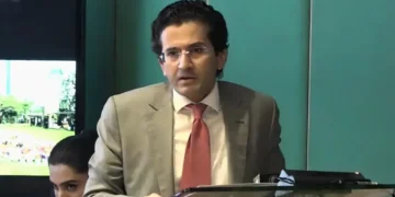 پیٹرولیم مصنوعات کی قیمتوں میں مزید کمی کا امکان، عالمی منڈی میں تیل سستا ہونے پر عوام کو ریلیف ملے گا