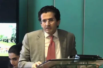 پیٹرولیم مصنوعات کی قیمتوں میں مزید کمی کا امکان، عالمی منڈی میں تیل سستا ہونے پر عوام کو ریلیف ملے گا