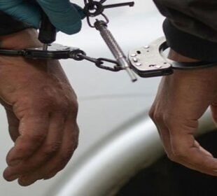 لاہور: باپ بیٹے پر مشتمل مبینہ چور گروہ گرفتار، قیمتی سامان برآمد 7 لاہور: باپ بیٹے پر مشتمل مبینہ چور گروہ گرفتار، قیمتی سامان برآمد