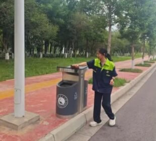 یونیورسٹی کی صفائی کرنے والی خاتون نے محنت سے ماسٹر پروگرام میں داخلہ حاصل کر لیا