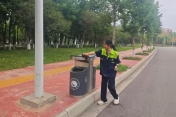 یونیورسٹی کی صفائی کرنے والی خاتون نے محنت سے ماسٹر پروگرام میں داخلہ حاصل کر لیا