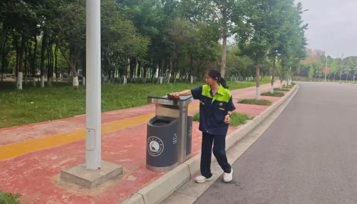 یونیورسٹی کی صفائی کرنے والی خاتون نے محنت سے ماسٹر پروگرام میں داخلہ حاصل کر لیا 1 یونیورسٹی کی صفائی کرنے والی خاتون نے محنت سے ماسٹر پروگرام میں داخلہ حاصل کر لیا
