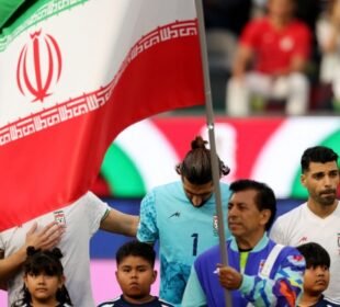 فیفا کی پابندی برقرار، ایرانی شاہی دور کا پرچم اسٹیڈیمز میں ممنوع قرار