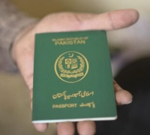 پاسپورٹ سروسز میں بڑی تبدیلیوں کا فیصلہ، ای پاسپورٹ اور ہوم ڈلیوری کا نظام متعارف کرانے کی تیاری 2 پاسپورٹ سروسز میں بڑی تبدیلیوں کا فیصلہ، ای پاسپورٹ اور ہوم ڈلیوری کا نظام متعارف کرانے کی تیاری