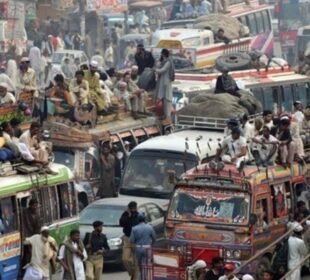 پٹرولیم مصنوعات کی قیمتوں میں کمی کے بعد پبلک ٹرانسپورٹ کے کرایوں میں بھی کمی کا اعلان