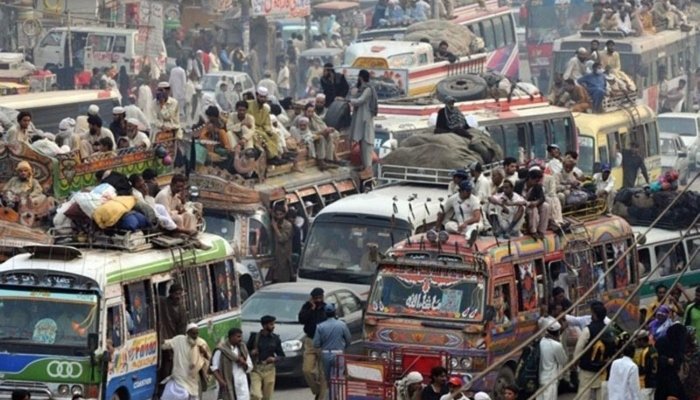 پٹرولیم مصنوعات کی قیمتوں میں کمی کے بعد پبلک ٹرانسپورٹ کے کرایوں میں بھی کمی کا اعلان