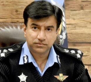 احتجاج کیس میں چالان جمع نہ کرانےپر ڈی آئی جی اسلام آبادکوایک ماہ قید 9 احتجاج کیس میں چالان جمع نہ کرانےپر ڈی آئی جی اسلام آبادکوایک ماہ قید