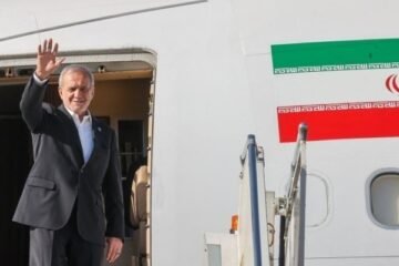 اسلام آباد: ایرانی صدر مسعود پزشکیان ایک روزہ دورے پر پاکستان پہنچ گئے 2 اسلام آباد: ایرانی صدر مسعود پزشکیان ایک روزہ دورے پر پاکستان پہنچ گئے