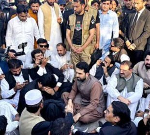 پی ٹی آئی کے ارکانِ اسمبلی کے درمیان تنازع کی تفصیلات سامنے آگئیں 1 پی ٹی آئی کے ارکانِ اسمبلی کے درمیان تنازع کی تفصیلات سامنے آگئیں